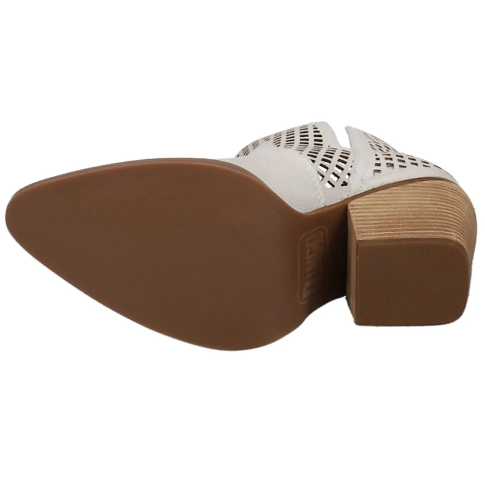 Stop N Stare Cut-Outs Pull On Pointed Toe Cowboy Booties